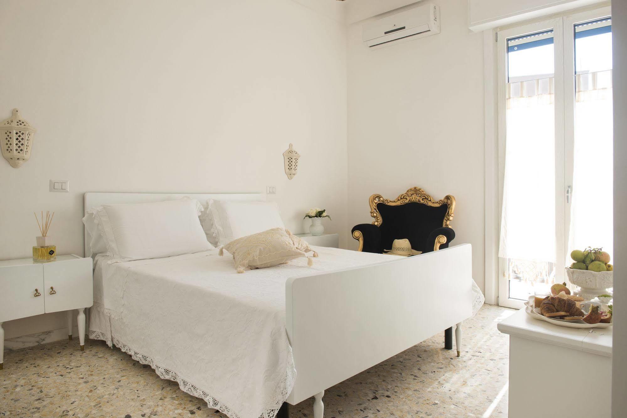 Dimora Cappuccini Guest House Чистернино Экстерьер фото