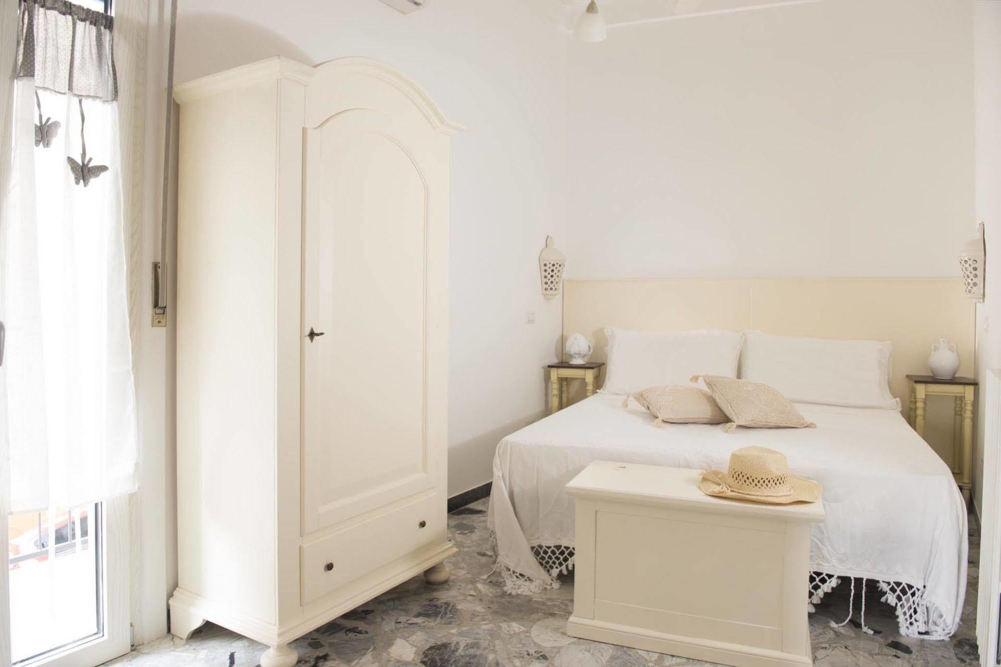 Dimora Cappuccini Guest House Чистернино Экстерьер фото
