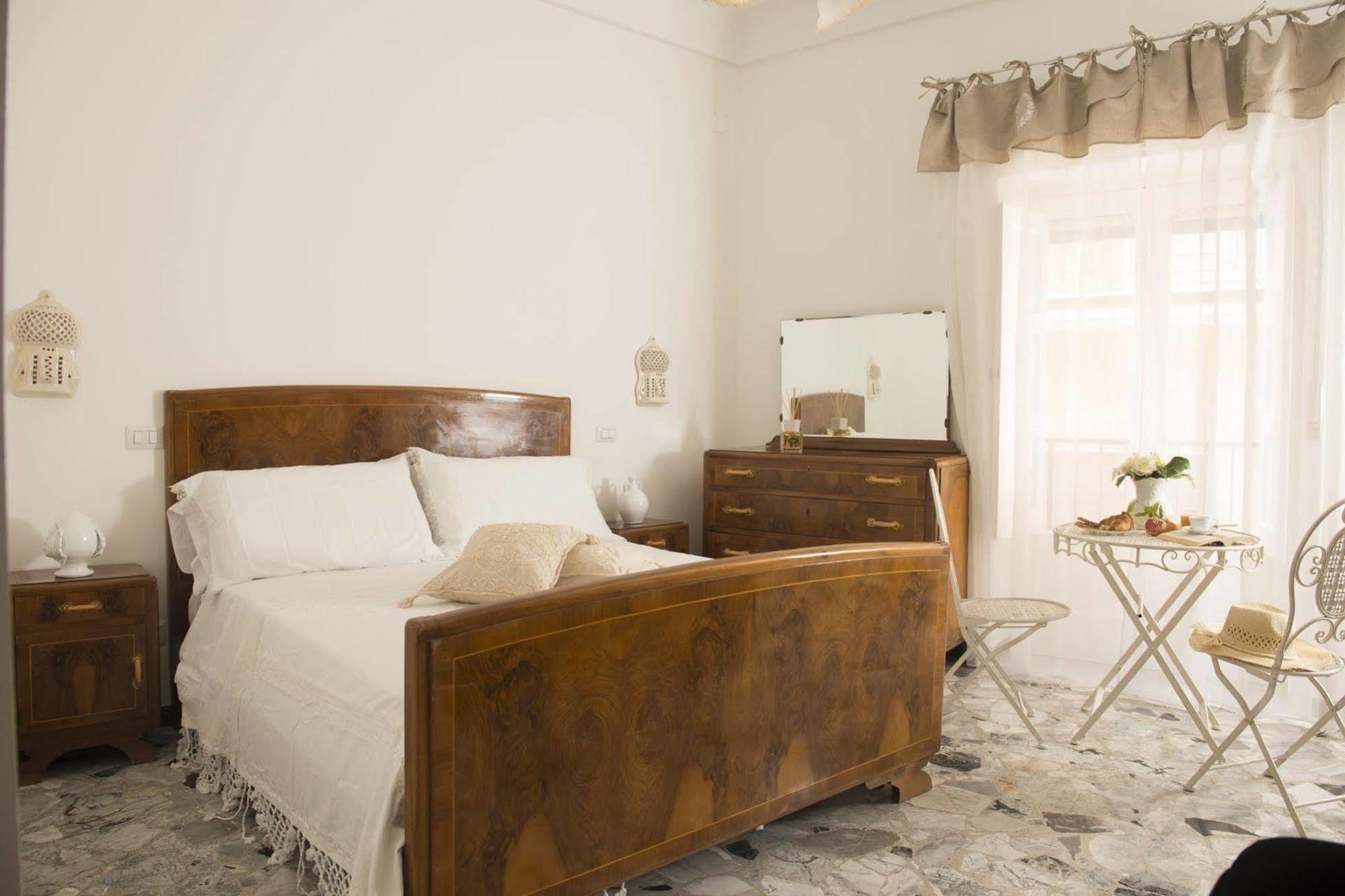Dimora Cappuccini Guest House Чистернино Экстерьер фото