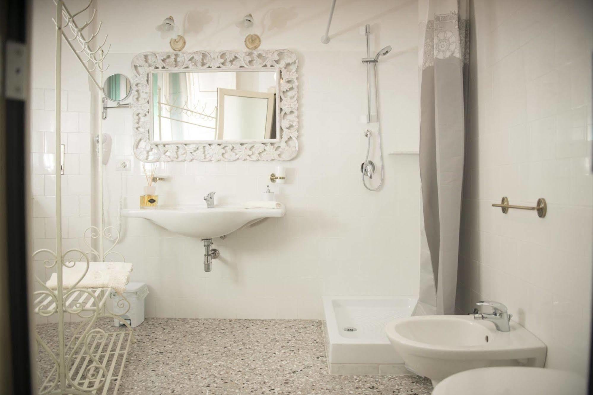 Dimora Cappuccini Guest House Чистернино Экстерьер фото