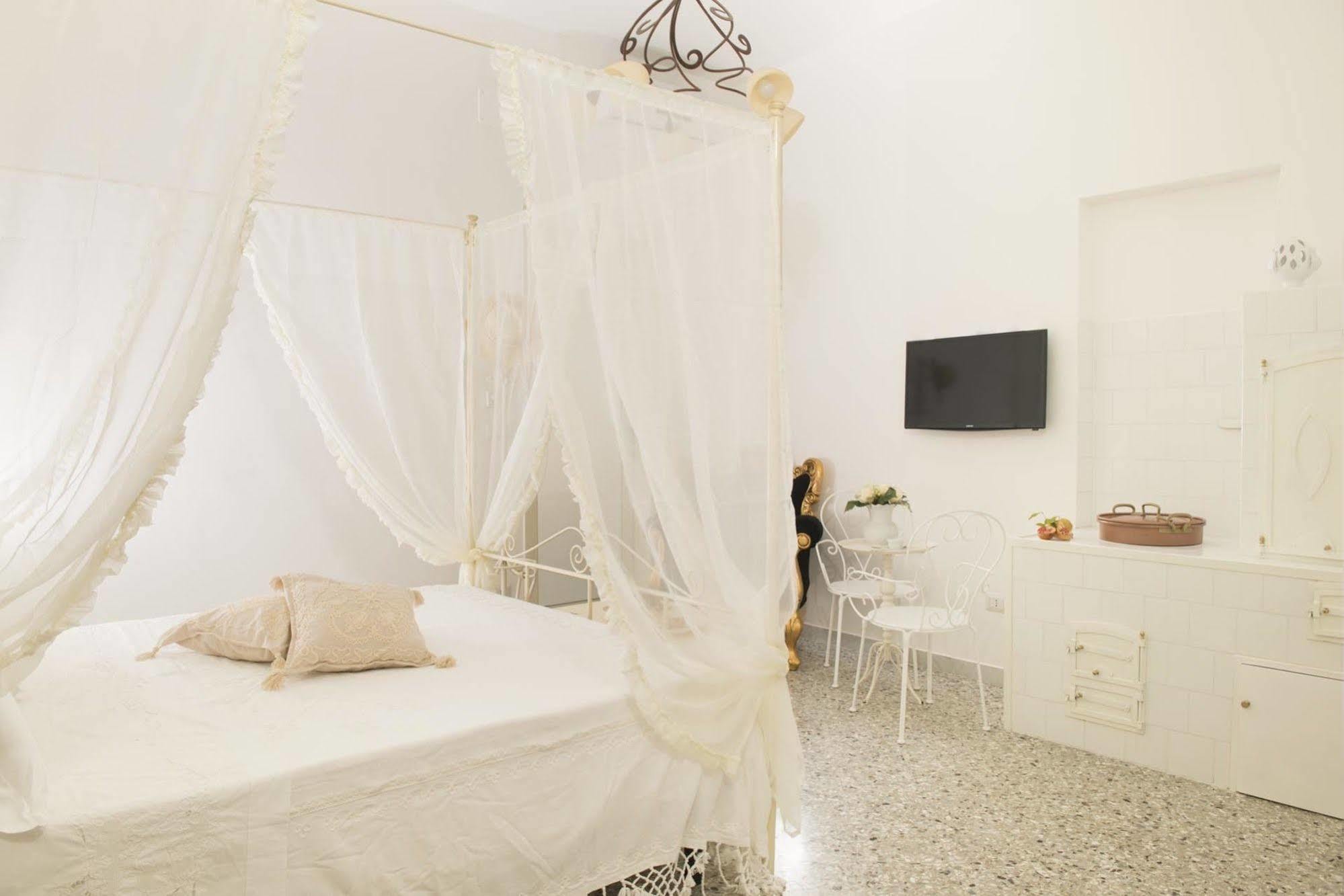 Dimora Cappuccini Guest House Чистернино Экстерьер фото