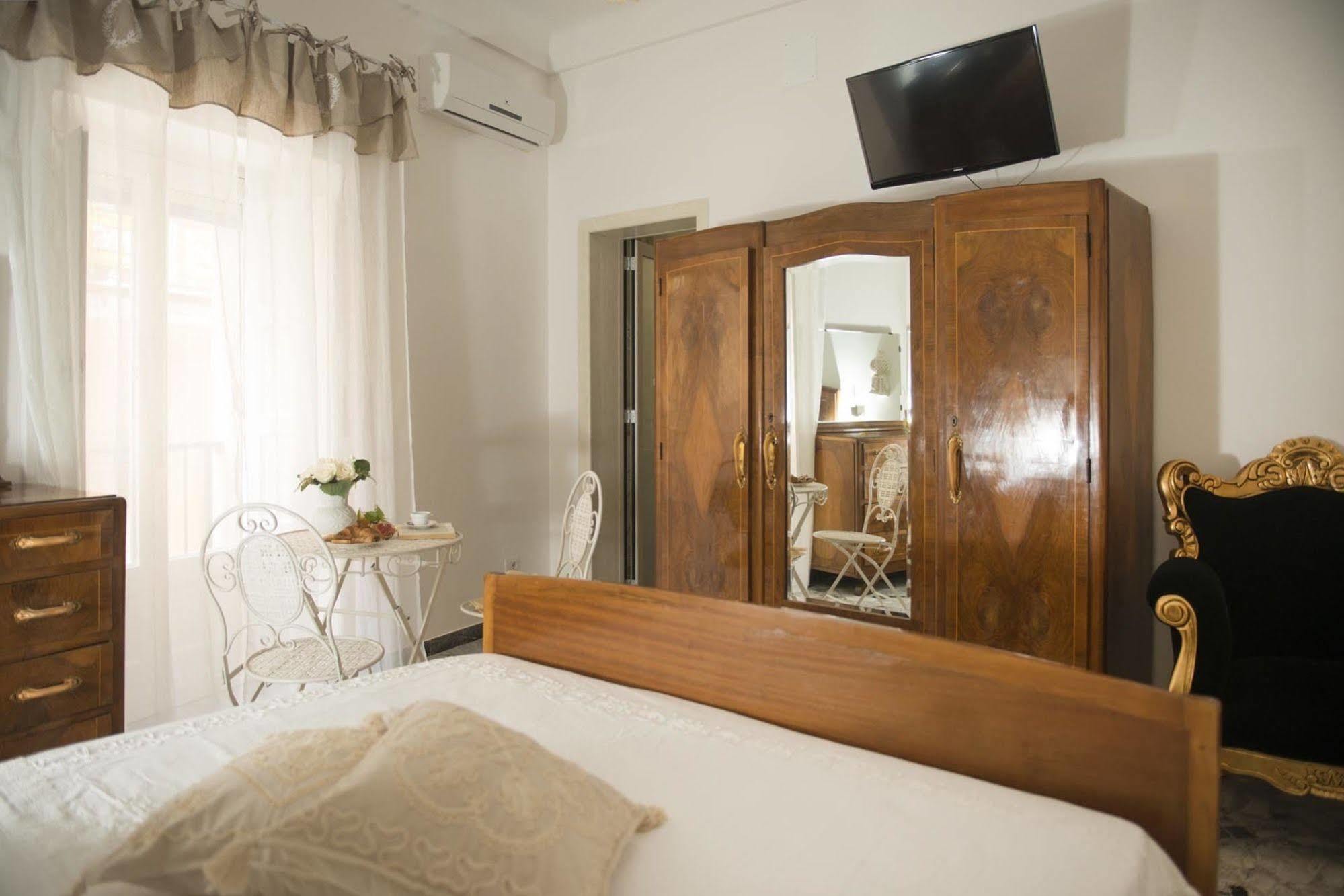 Dimora Cappuccini Guest House Чистернино Экстерьер фото